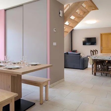 Le Du Centre, Parking Avec Recharge Pour Vehicule Electrique Avrecourt