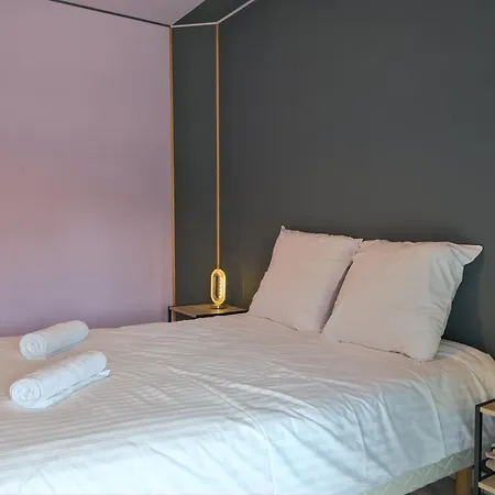 Le Du Centre, Parking Avec Recharge Pour Vehicule Electrique Avrecourt